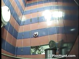 Худышка в туалете