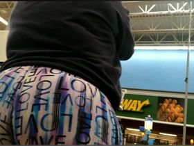 Съёмка скрытой камерой жопастых негритянок в облегающих лосинах в магазине