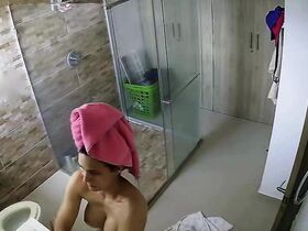 Подсмотр за голой брюнеткой в стеклянной душевой