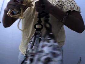 Худышка надевает купальник и светит писькой